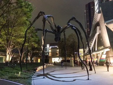 La sculpture en forme d'araignée nommée "Maman" au pied de la Roppongi Hills Mori Tower. La sculpture en forme d'araignée nommée "Maman" au pied de la Roppongi Hills Mori Tower.