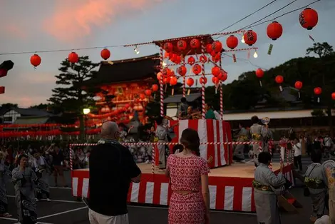 L'estrade d'un O-bon matsuri. L'estrade d'un O-bon matsuri.