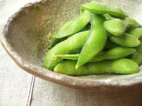 Des edamame, prêts à être dégustés Des edamame, prêts à être dégustés