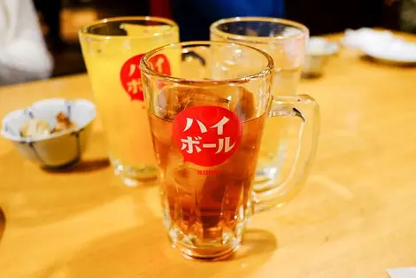 Des verres d'haibôlu mélange de whisky et soda. Des verres d'haibôlu mélange de whisky et soda.