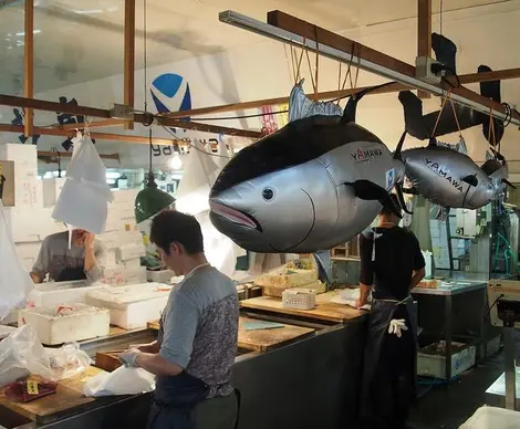 Des vendeurs de poisson au marché Tsukiji.