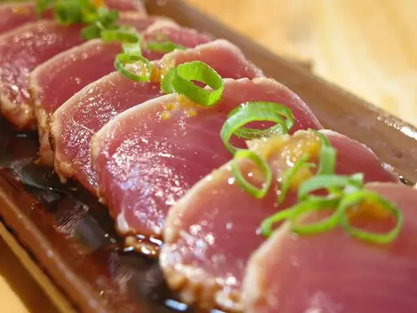 Le fameux tataki du shikoku, morceaux de bonite crue aux agrumes.Le fameux tataki du shikoku, morceaux de bonite crue aux agrumes. Le fameux tataki du shikoku, morceaux de bonite crue aux agrumes.