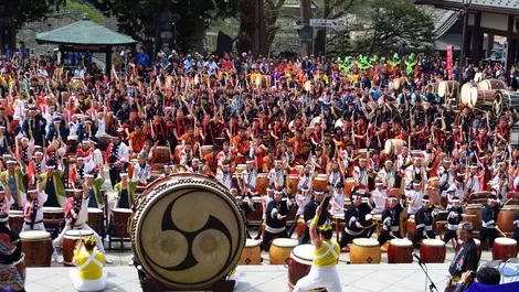 Diverses strates de joueurs de taiko au Narita Taiko Festival.