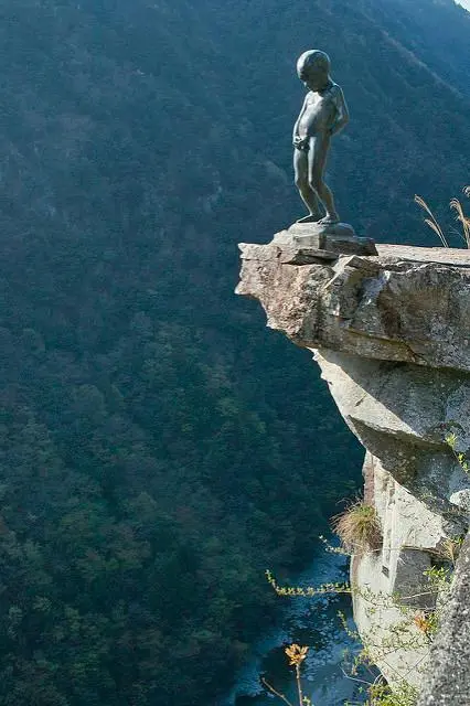 Manneken Pis auf einer Klippe Manneken Pis auf einer Klippe
