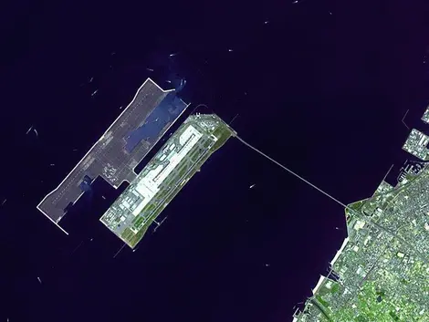 L'aéroport international du Kansai est construit sur une île artificielle relié à l'archipel par un pont de 3 kilomètres de long. L'aéroport international du Kansai est construit sur une île artificielle relié à l'archipel par un pont de 3 kilomètres de long.
