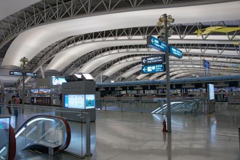 Le quatrième étage de l'aéroport et sa toiture en forme de voile facilitant la circulation naturelle de l'air dans tout le bâtiment