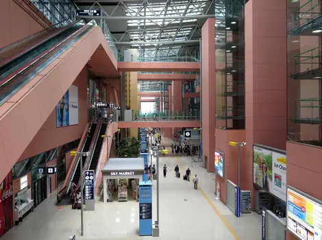 Le terminal 1 de l'aéroport international du Kansai et son architecture ouverte sur l'extérieur Le terminal 1 de l'aéroport international du Kansai et son architecture ouverte sur l'extérieur