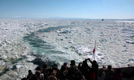 Vue depuis le bateau Aurora qui permet de se balader sur la mer de glace d'Okhotsk.