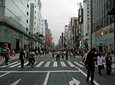 La rue principale de Ginza, rendue piétonnes les après-midi de week-end et jours fériés.