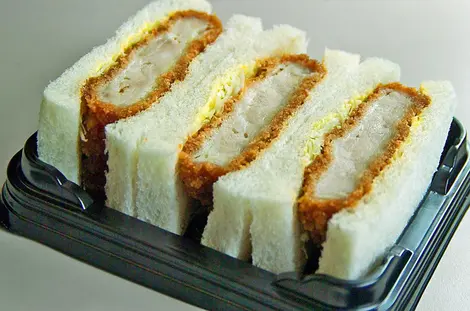 Un sandwich typiquement japonais.Un sandwhich typiquement japonais. Un sandwich typiquement japonais.