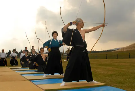 Des tireurs de Kyûdo, le tir à l'arc japonais.