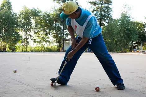 Un joueur de gateball.