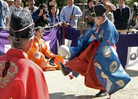 Le kemari ou football japonais. Le kemari ou football japonais.