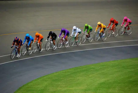 Des cyclistes s'affrontant au keirin. Des cyclistes s'affrontant au keirin.