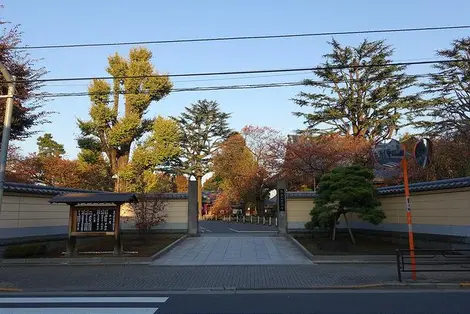 Le cimetière Yanaka à la tombée de la nuit. Le cimetière Yanaka à la tombée de la nuit.