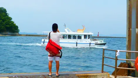 Le petit bateau qui mène de Shikoku à Kashima. Le petit bateau qui mène de Shikoku à Kashima.