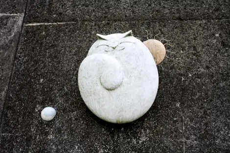 Un des chats de la rue des maneki neko à Tokoname.