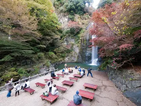 La cascade Minoo Taki et ses bancs d'observation. La cascade Minoo Taki et ses bancs d'observation.