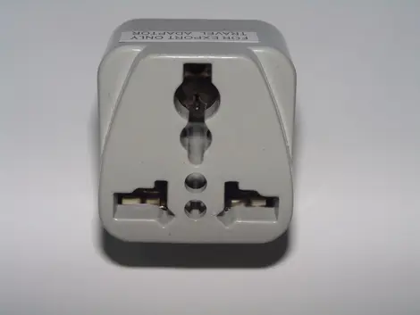 Un adaptateur de prises de courant Un adaptateur de prises de courant