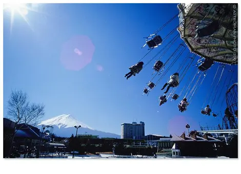 Fuji-Q Highland avec vue sur le Mont Fuji Fuji-Q Highland avec vue sur le Mont Fuji