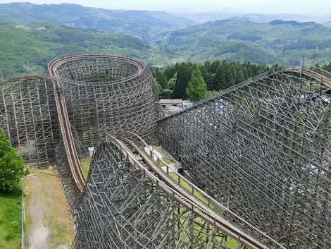 Les montagnes russes en bois de Kijima Kôgen Park