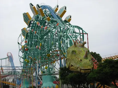 Le Mitsui Greenland et son attraction en forme de dinosaure Le Mitsui Greenland et son attraction en forme de dinosaure