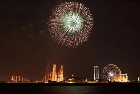 Profitez des feux d'artifice le soir au Nagashima Spa Land Profitez des feux d'artifice le soir au Nagashima Spa Land