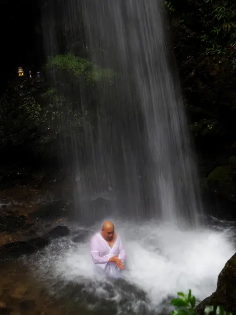 Un pratiquant de l'ascèse de la cascade