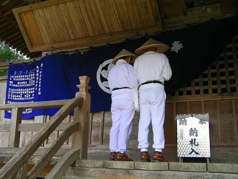 Deux pèlerins disent une prière au temple Deux pèlerins disent une prière au temple