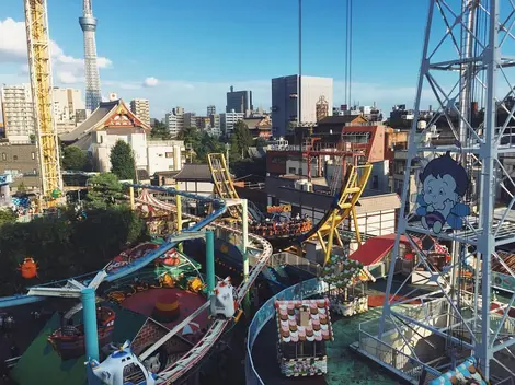 Le Parc Hanayashiki avec la Tokyo SkyTree en arrière-plan Le Parc Hanayashiki avec la Tokyo SkyTree en arrière-plan