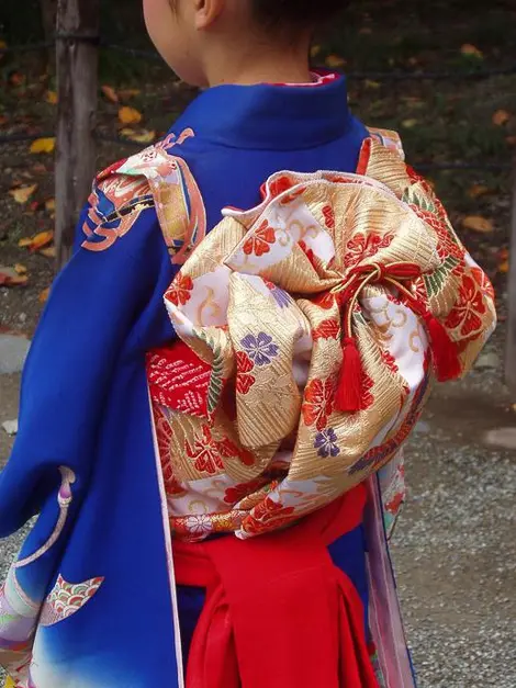 Fillette de 7 ans portant le kimono et l'obi Fillette de 7 ans portant le kimono et l'obi