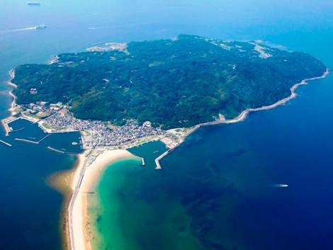 L'île de Shikanoshima et ses onze kilomètres de circonférence, vue du ciel. 