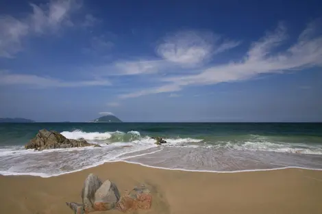 La plage Katsuma récompense les efforts de la journée et offre une belle vue sur les îles environnantes. La plage Katsuma récompense les efforts de la journée et offre une belle vue sur les îles environnantes.