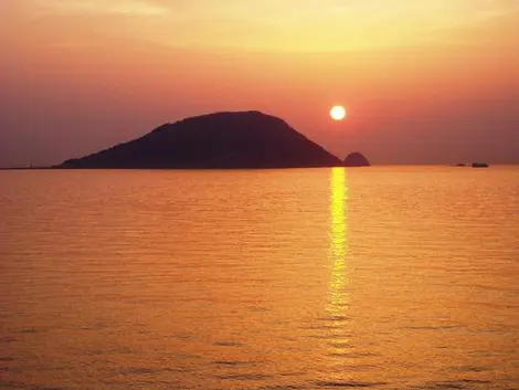 Admirez un beau coucher de soleil depuis la plage de Katsuma. Admirez un beau coucher de soleil depuis la plage de Katsuma.