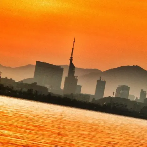 La Fukuoka Tower dans les couleurs de l'aube. La Fukuoka Tower dans les couleurs de l'aube.