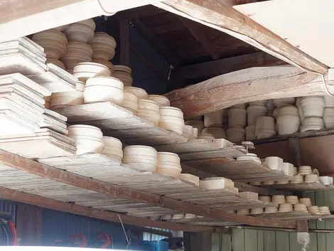 Dans un atelier de poterie d'Okawachiyama Dans un atelier de poterie d'Okawachiyama