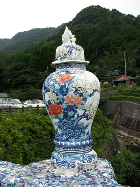 Un vase en porcelaine sur le pont d'Okawachiyama Un vase en porcelaine sur le pont d'Okawachiyama