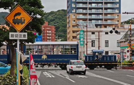 Le train touristique Torokko Shiokaze Gô dans les rues de Moji-kô