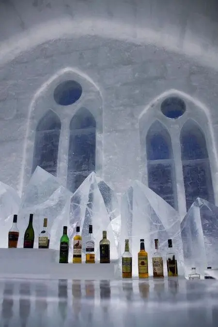 Boire un cocktail glacé sur le lac Shikaribetsu Boire un cocktail glacé sur le lac Shikaribetsu