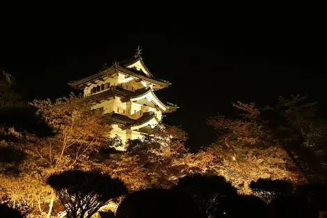 Illuminations des feuillages d'automne la nuit au parc de Hirosaki Illuminations des feuillages d'automne la nuit au parc de Hirosaki