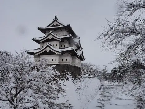 Le château de Hirosaki recouvert d'un manteau de neige Le château de Hirosaki recouvert d'un manteau de neige