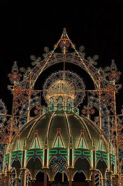 L'installation donne l'impression d'une véritable cathédrale illuminée