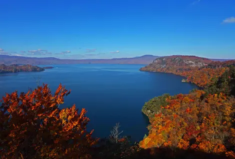 Le lac Towada en automne Le lac Towada en automne