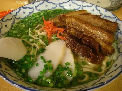 Des Okinawa soba (nouilles d'Okinawa à la farine de blé)