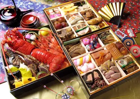 Exemple de jûbako, la boîte à étages comprenant tous les plats de la cuisine du Nouvel An Exemple de jûbako, la boîte à étages comprenant tous les plats de la cuisine du Nouvel An