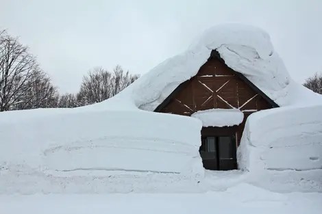 L'enneigement toujours conséquent sur le mont Hakkôda comme ici à la station de bus.