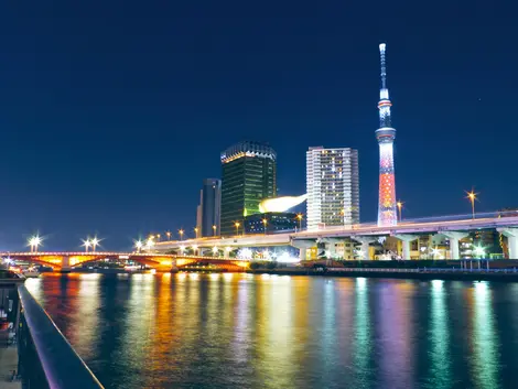 La Tokyo Skytree reflétée dans les eaux du fleuve Sumida La Tokyo Skytree reflétée dans les eaux du fleuve Sumida
