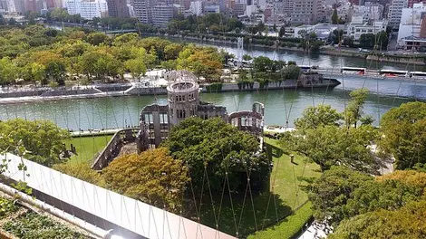Vista del Parque Memorial de la Paz desde la torre de Orizuru. Vista del Parque Memorial de la Paz desde la torre de Orizuru.