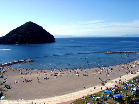 La baie et la plage d'Asamushi onsen en été