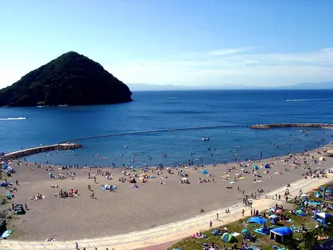 La baie et la plage d'Asamushi onsen en été